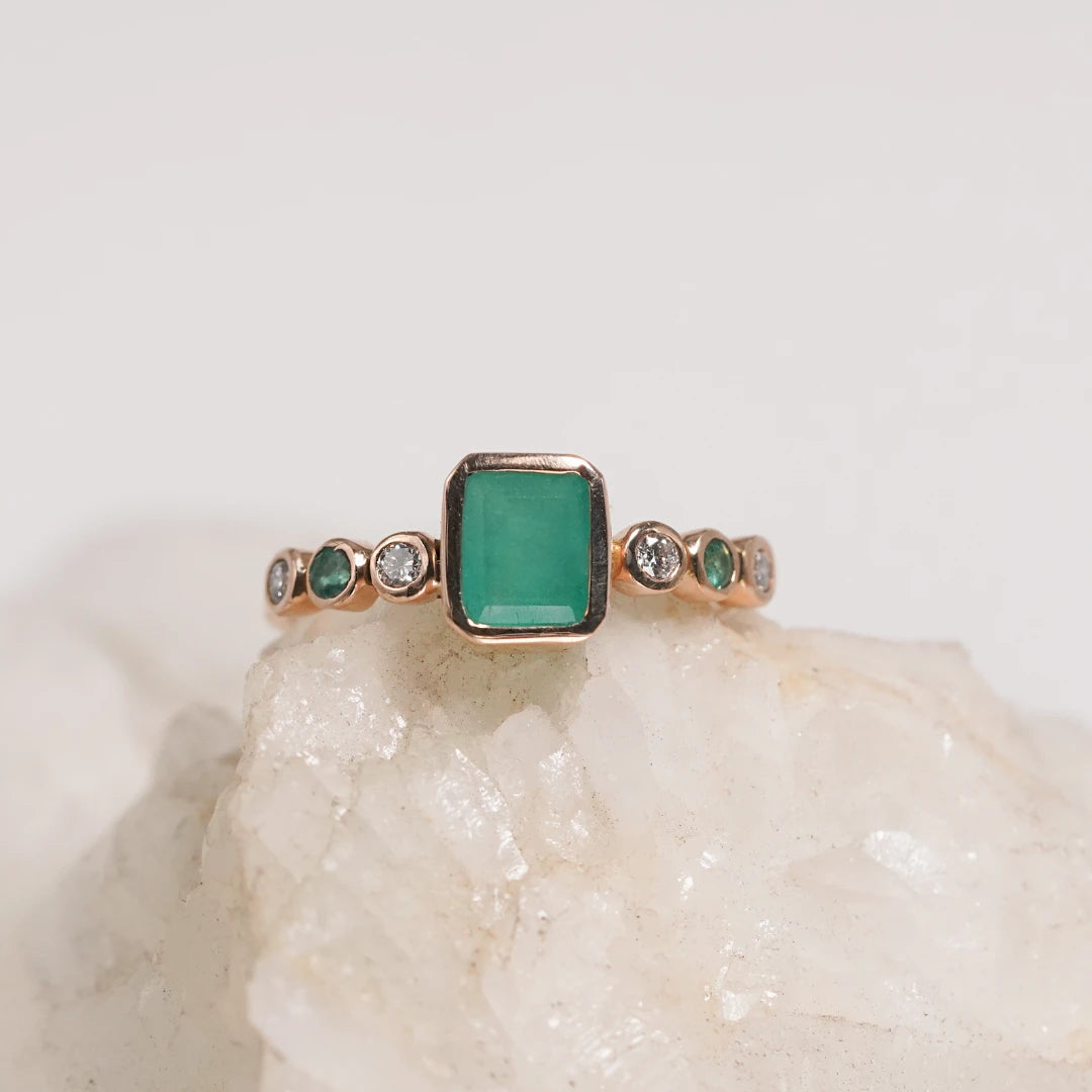 Anillo Oro 18K Riviere Esmeralda y Diamantes