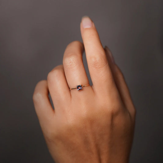 Anillo de Oro 18K Cubo Hilo Cuarzo Amatista