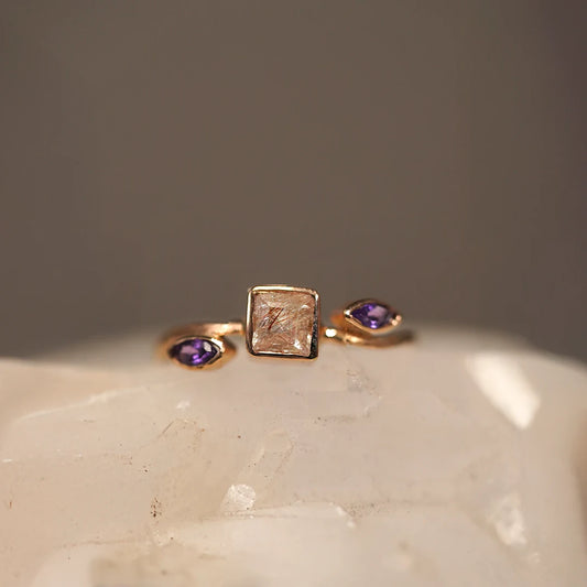 Anillo de Oro 18K Eucaris Cuarzo Rutilado y Amatistas