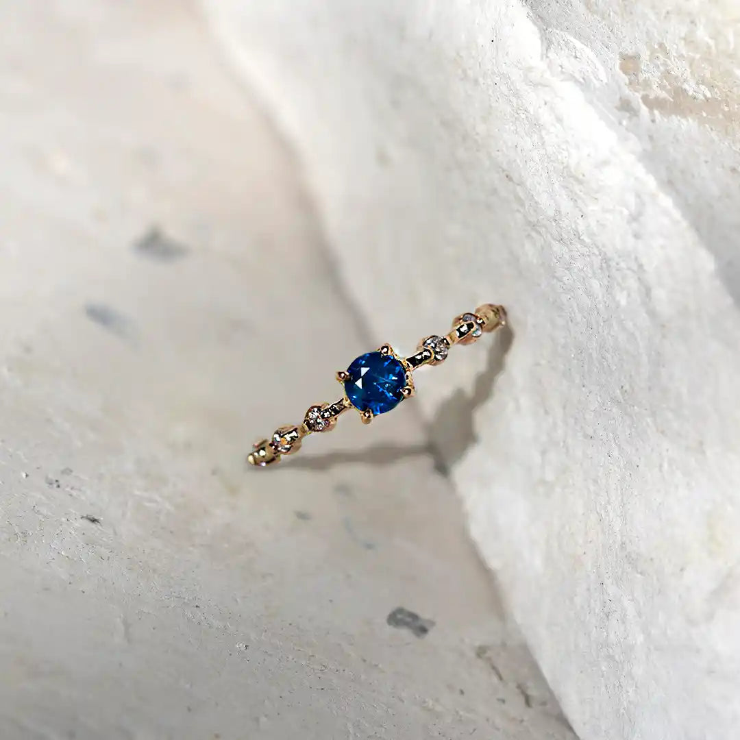 Anillo de Compromiso Princess Zafiro y Diamantes 18k | Sissai Joyería 