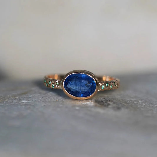 Anillo de Oro Indie Cianita y Esmeraldas 18k