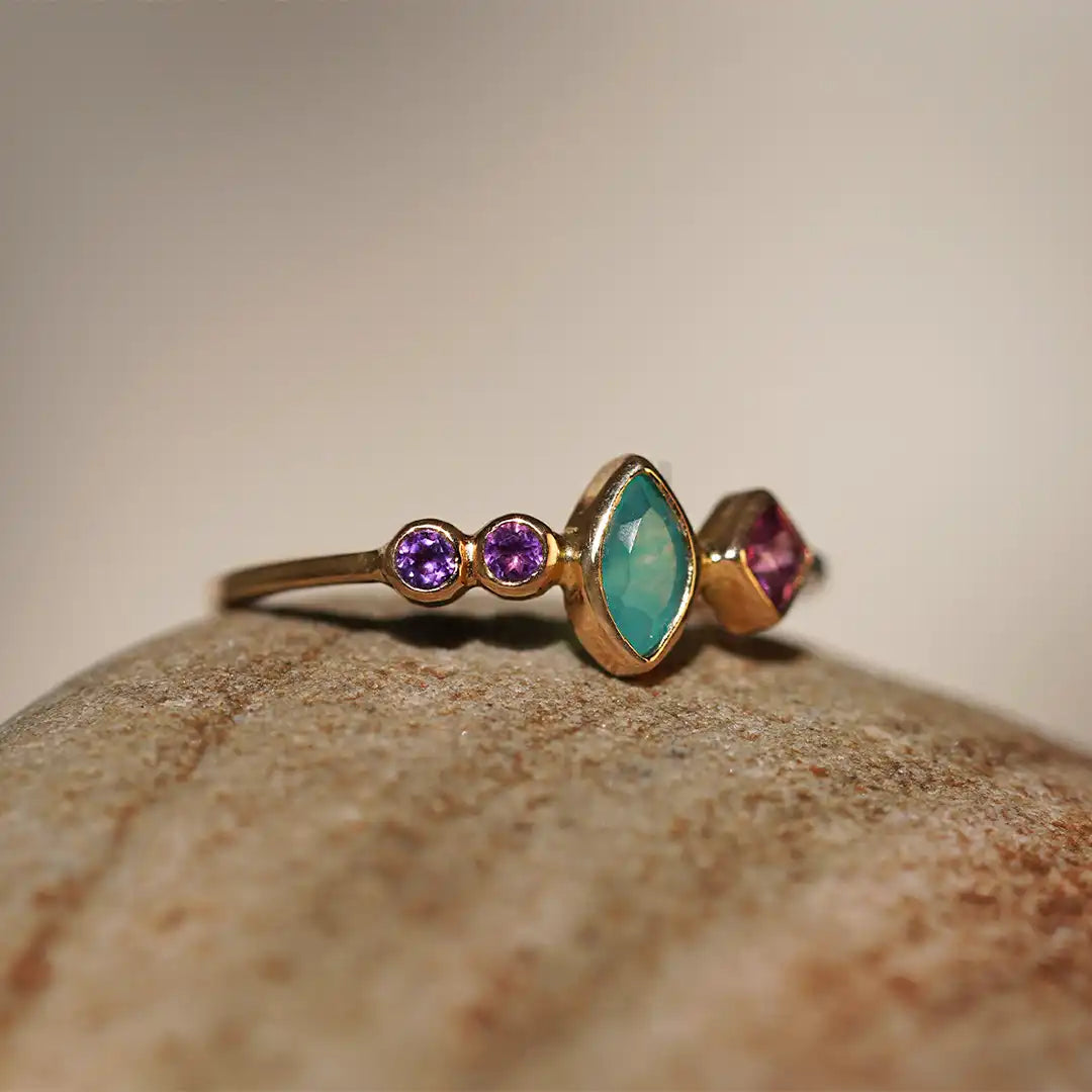 Anillo de Oro Magic Ópalo Andino, Rodolita y Amatistas 18k | Sissai Joyería 