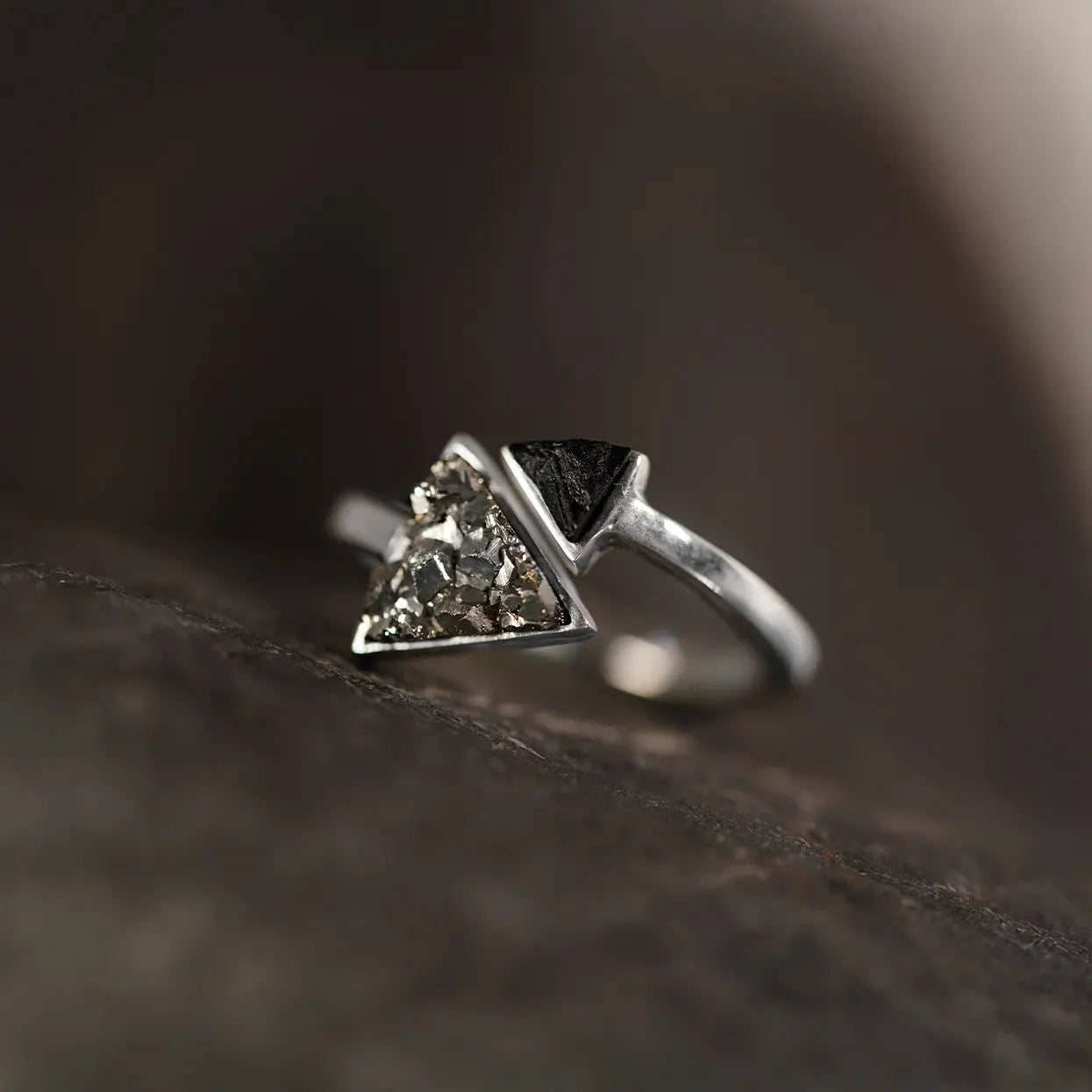 Anillo de Plata Triángulo y Pirámide Turmalina Negra & Pirita | Sissai Joyería 
