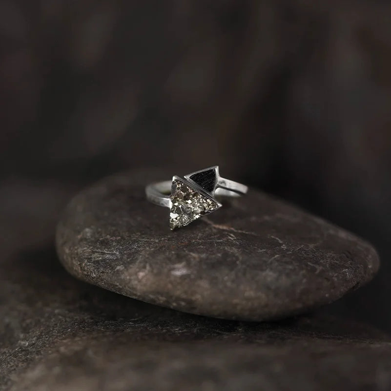 Anillo de Plata Triángulo y Pirámide Turmalina Negra & Pirita | Sissai Joyería 