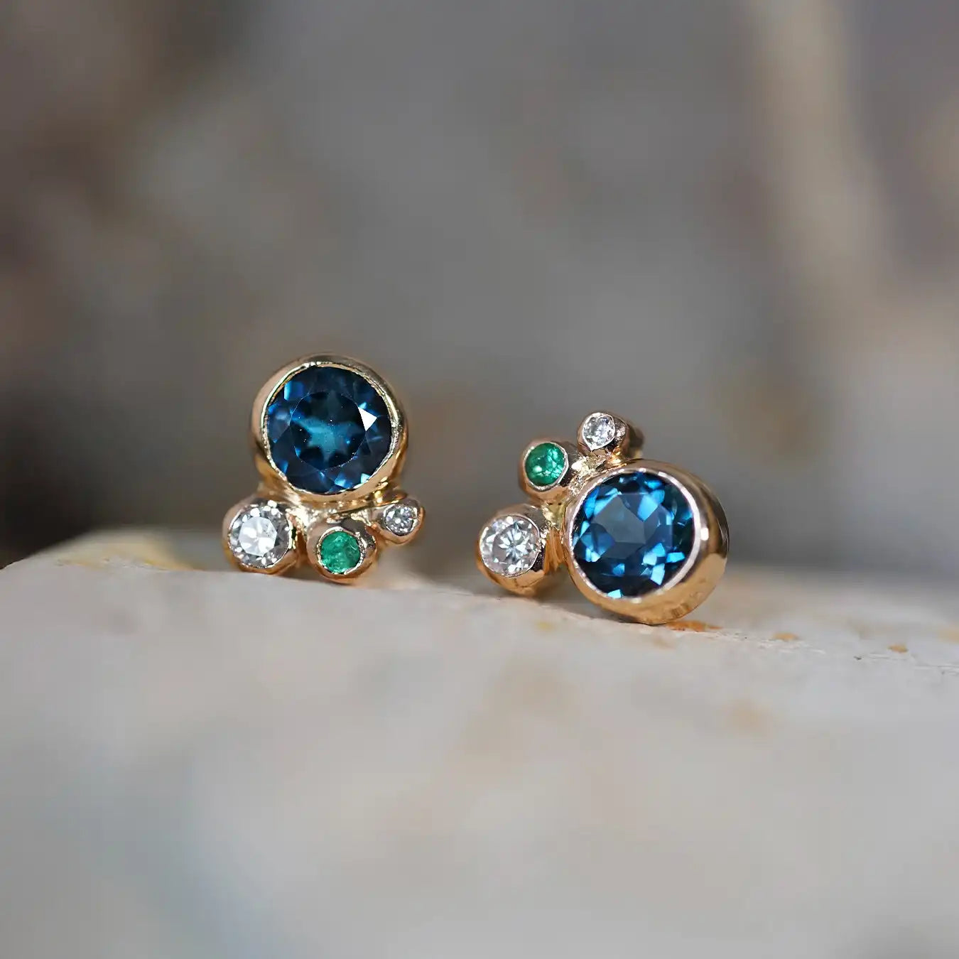 Aretes de Oro Cielo Topacio, Esmeralda y Diamantes 18k | Sissai Joyería 