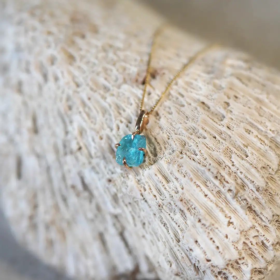 Dije de Oro 18K Small Apatita Piedra en Estado Natural | Sissai Joyería 