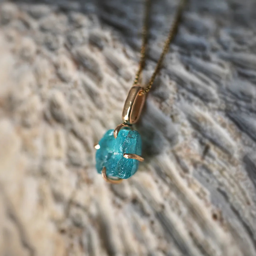 Dije de Oro 18K Small Apatita Piedra en Estado Natural | Sissai Joyería 