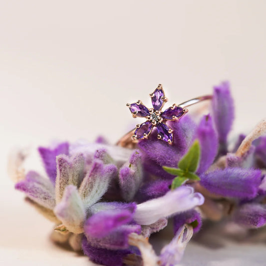 Anillos de Oro 18K Flor Amatistas y Diamante
