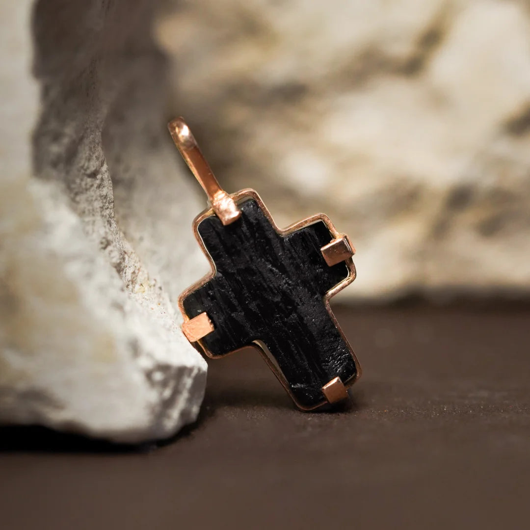 Dije de Oro 18k Cruz Petit Turmalina Negra | Sissai Joyería 
